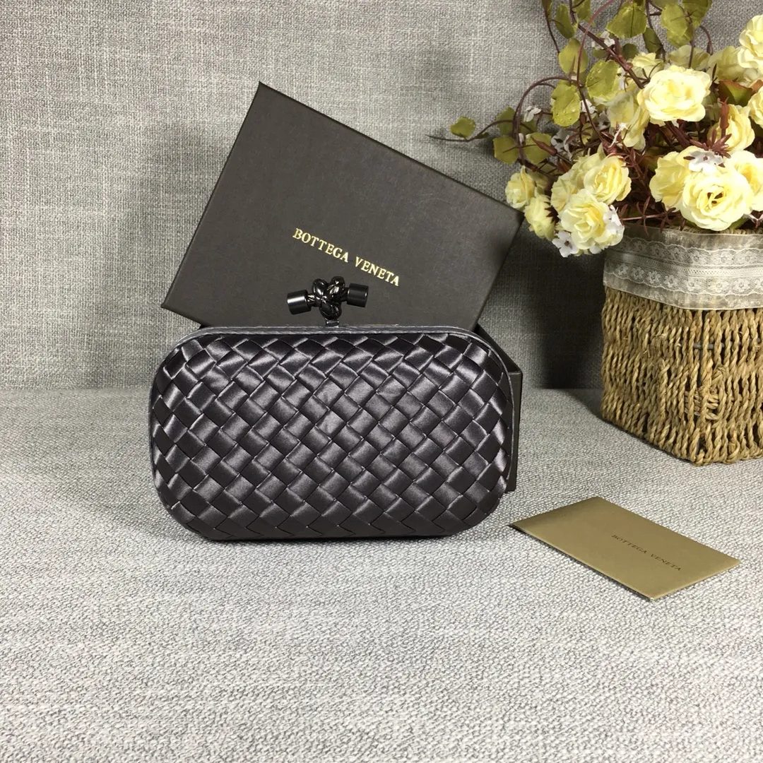 8651 Small Classic Dinner Bag ~~~Snake leather with ribbon ~~~Dense and slippery, not easy to fluff, can hold a small iPhone! Size: 16.5cm*10.5cm*6cm
